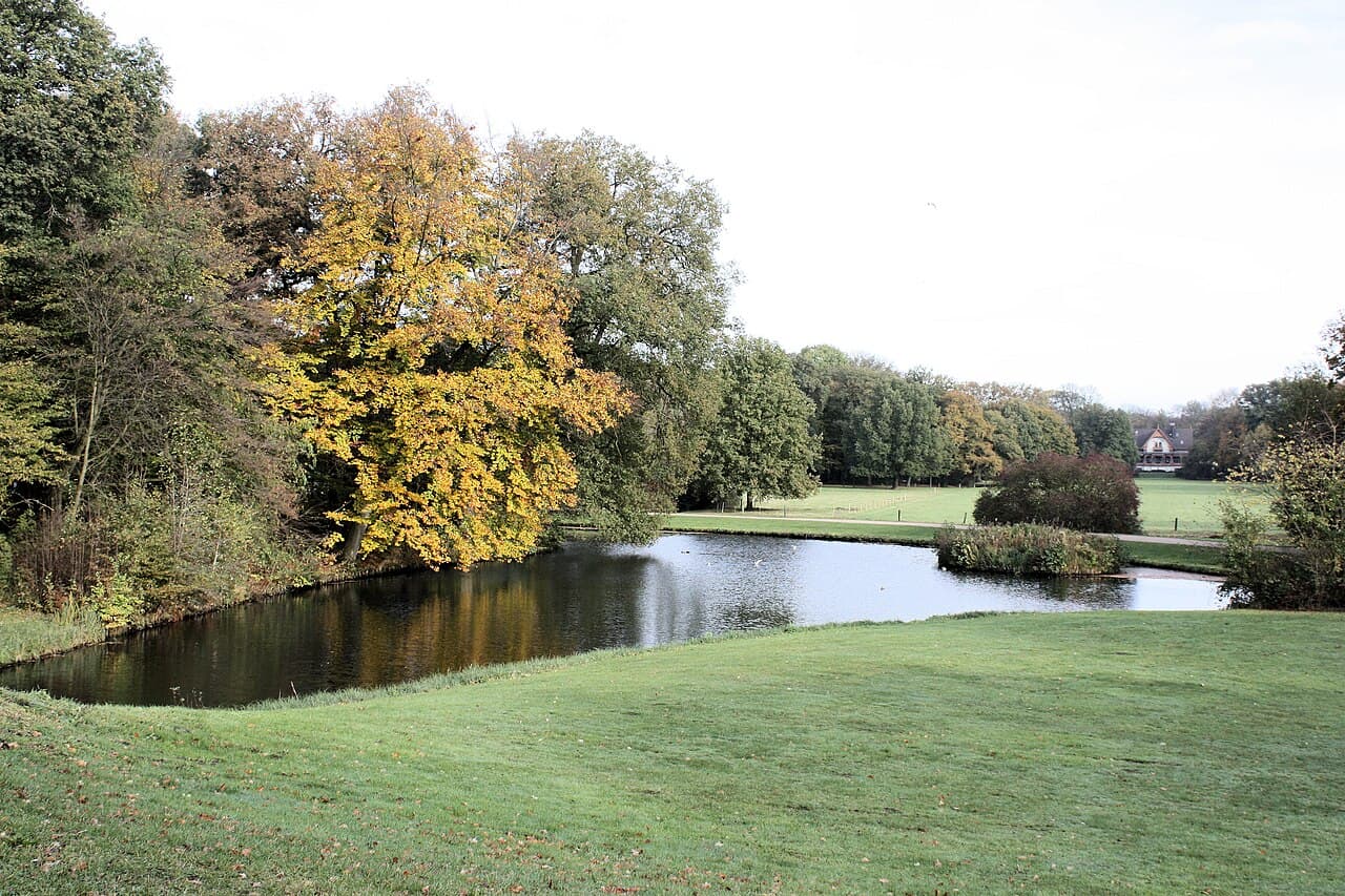 Pond and Melchers meadow in Bürgerpark.